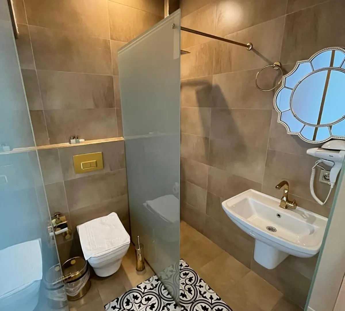 Boss To Hotel Taksim Istanboel